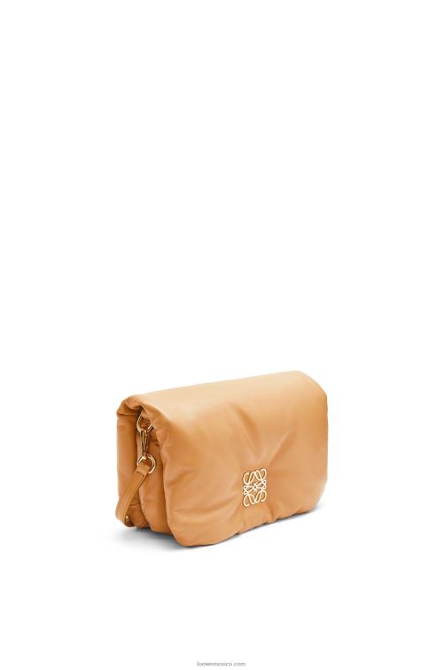 camello bolso goya mini puffer de piel de cordero napa brillante Loewe R8J8Z245 mujer