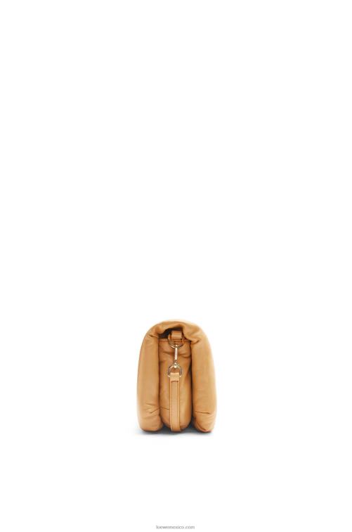 camello bolso goya mini puffer de piel de cordero napa brillante Loewe R8J8Z245 mujer