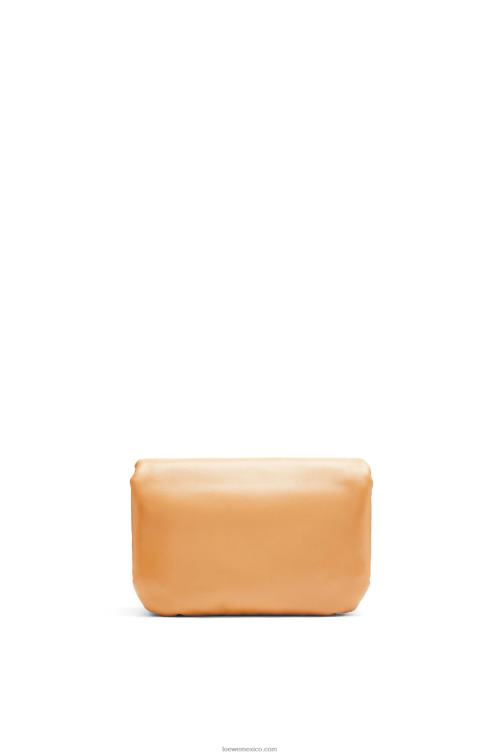 camello bolso goya mini puffer de piel de cordero napa brillante Loewe R8J8Z245 mujer