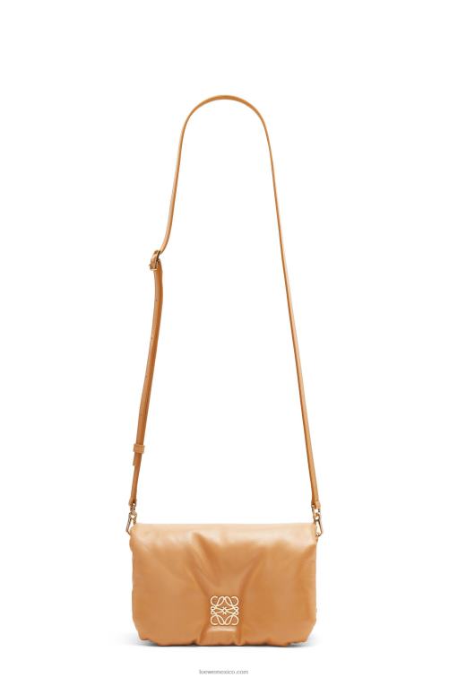 camello bolso goya mini puffer de piel de cordero napa brillante Loewe R8J8Z245 mujer