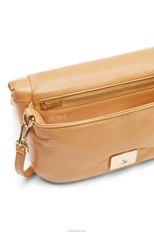 camello bolso goya mini puffer de piel de cordero napa brillante Loewe R8J8Z245 mujer