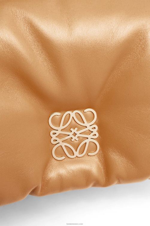 camello bolso goya mini puffer de piel de cordero napa brillante Loewe R8J8Z245 mujer
