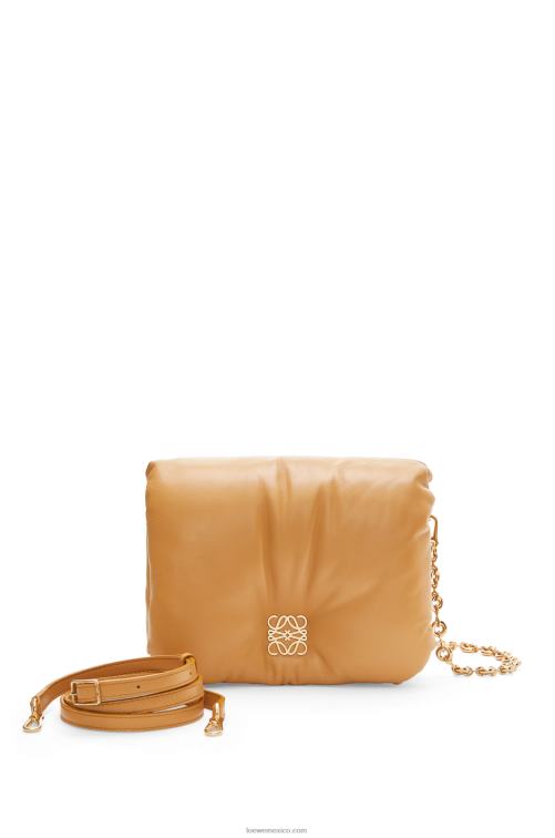 camello bolso puffer goya de napa de cordero brillante Loewe R8J8Z387 mujer