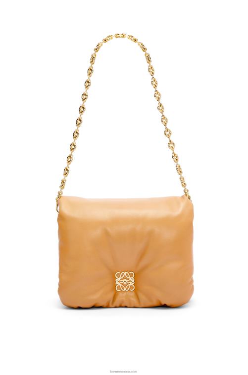 camello bolso puffer goya de napa de cordero brillante Loewe R8J8Z387 mujer