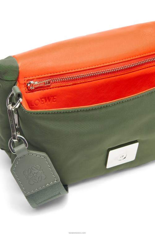 caqui de la vendimia bolso goya mini puffer de nailon Loewe R8J8Z430 mujer