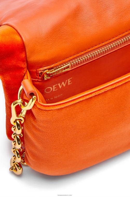 rojo coral bolso goya mini puffer de terciopelo Loewe R8J8Z249 mujer