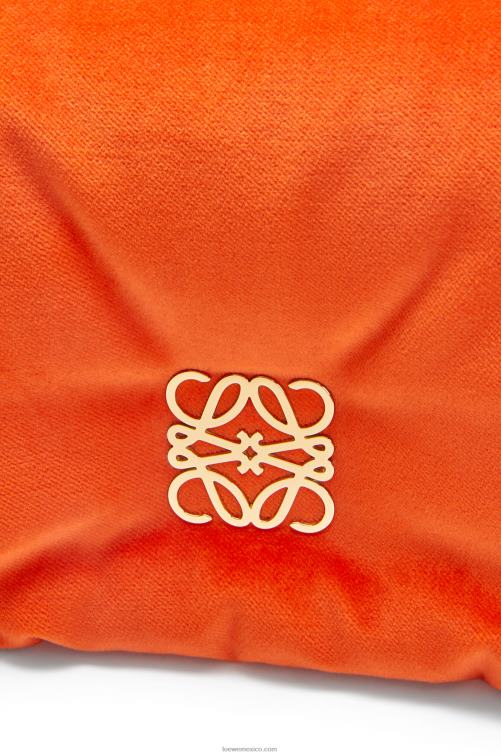 rojo coral bolso goya mini puffer de terciopelo Loewe R8J8Z249 mujer