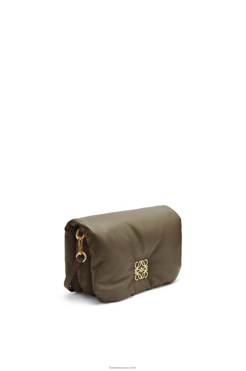 verde caqui oscuro bolso goya mini puffer de piel de cordero napa brillante Loewe R8J8Z246 mujer