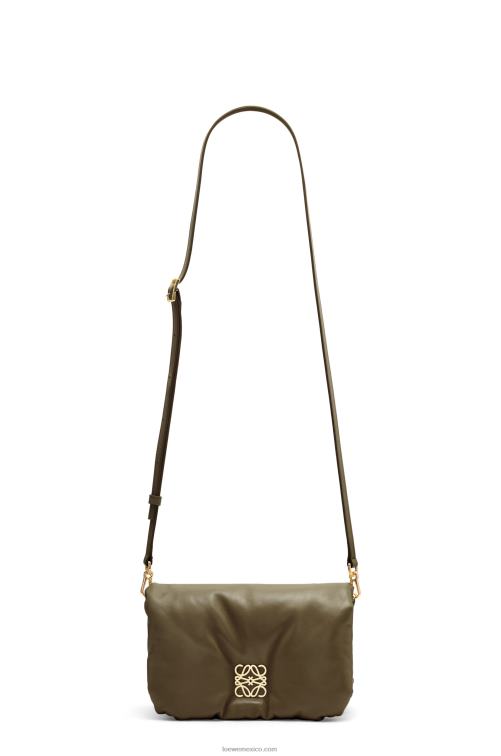 verde caqui oscuro bolso goya mini puffer de piel de cordero napa brillante Loewe R8J8Z246 mujer