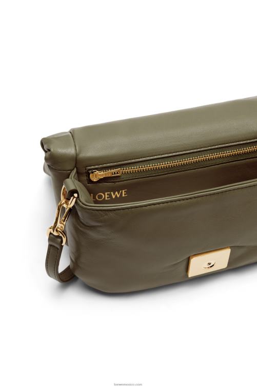 verde caqui oscuro bolso goya mini puffer de piel de cordero napa brillante Loewe R8J8Z246 mujer