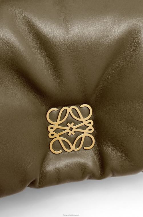 verde caqui oscuro bolso goya mini puffer de piel de cordero napa brillante Loewe R8J8Z246 mujer