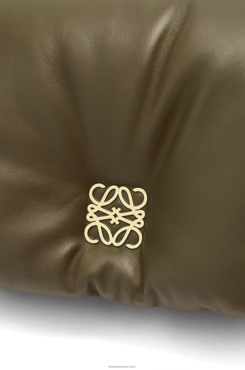 verde caqui oscuro bolso puffer goya de napa de cordero brillante Loewe R8J8Z465 mujer