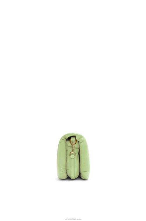 verde pálido claro bolso goya mini puffer de piel de cordero napa brillante Loewe R8J8Z247 mujer