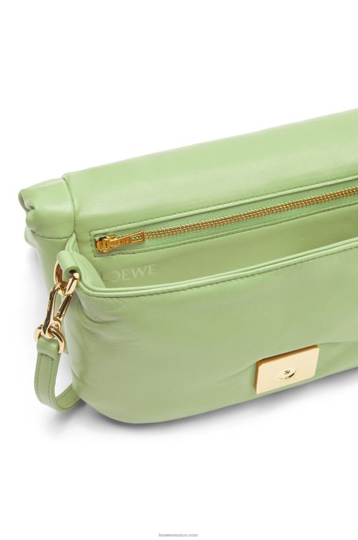verde pálido claro bolso goya mini puffer de piel de cordero napa brillante Loewe R8J8Z247 mujer