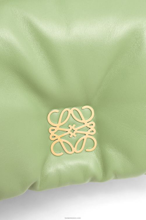 verde pálido claro bolso goya mini puffer de piel de cordero napa brillante Loewe R8J8Z247 mujer