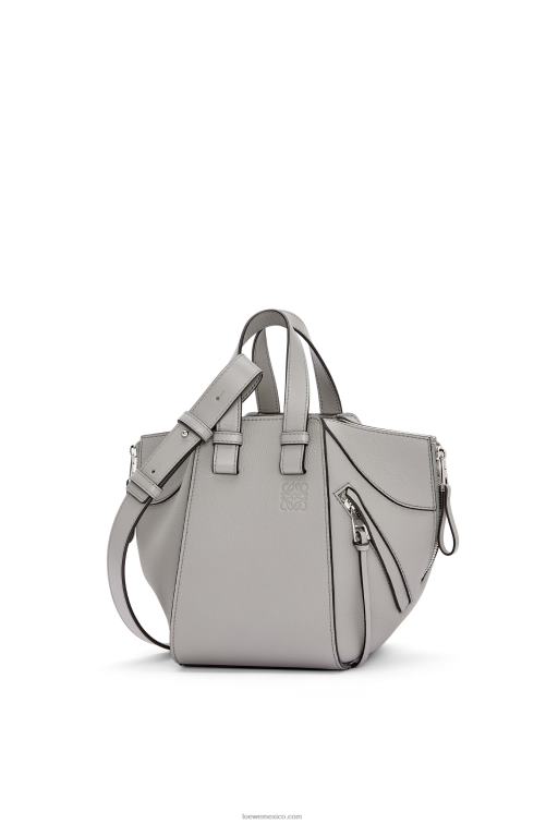 Perla gris bolso hamaca compacto de suave piel de becerro graneada Loewe R8J8Z342 mujer