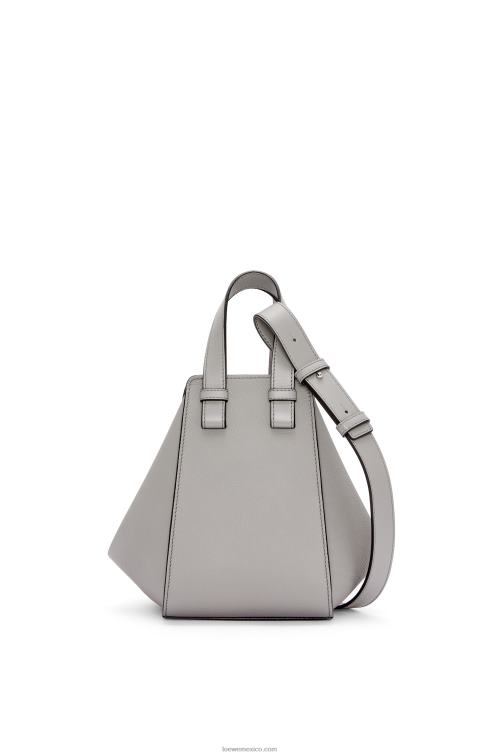 Perla gris bolso hamaca compacto de suave piel de becerro graneada Loewe R8J8Z342 mujer