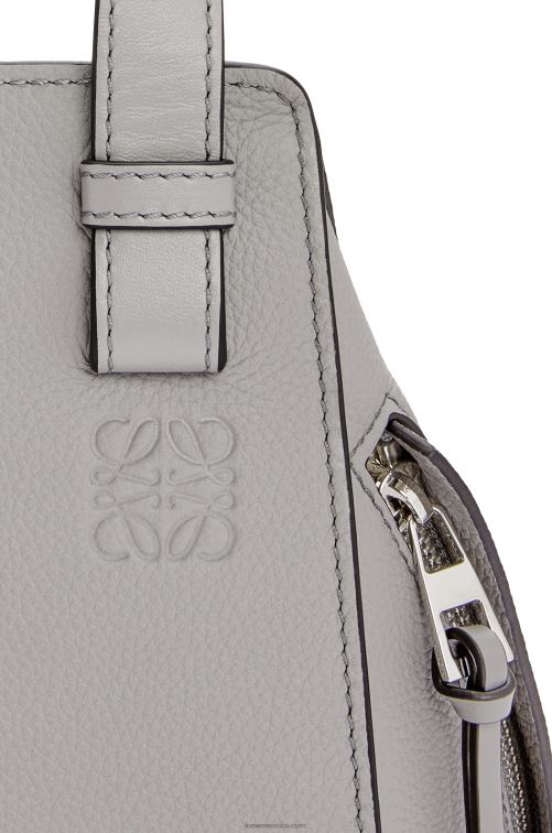 Perla gris bolso hamaca compacto de suave piel de becerro graneada Loewe R8J8Z342 mujer