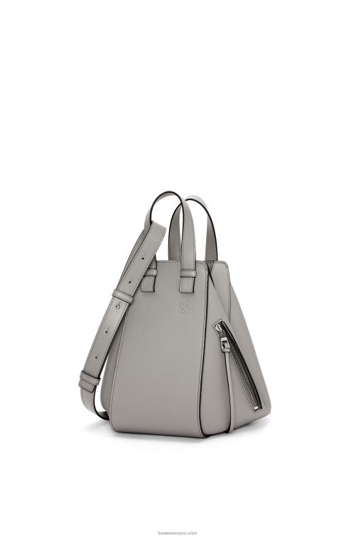Perla gris bolso hamaca pequeño de suave piel de becerro graneada Loewe R8J8Z434 mujer