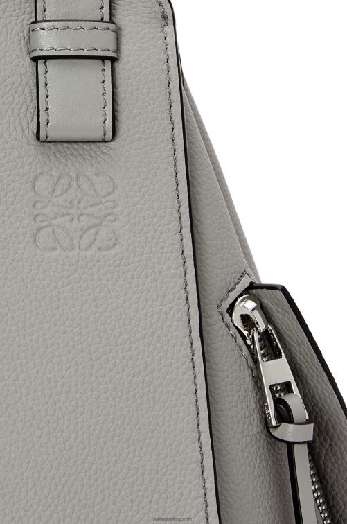 Perla gris bolso hamaca pequeño de suave piel de becerro graneada Loewe R8J8Z434 mujer