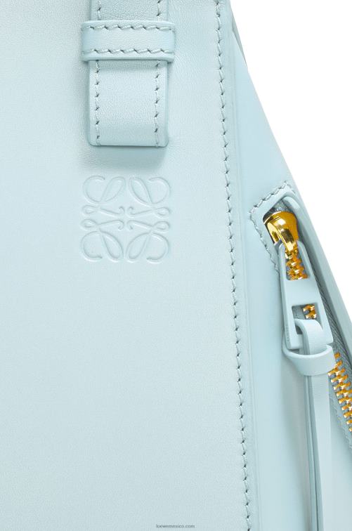 aguamarina Bolso compacto hamaca de piel de becerro satinada Loewe R8J8Z460 mujer