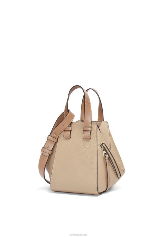 arena bolso hamaca compacto de suave piel de becerro graneada Loewe R8J8Z344 mujer