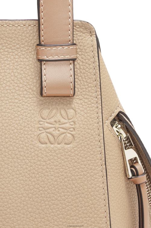 arena bolso hamaca compacto de suave piel de becerro graneada Loewe R8J8Z344 mujer