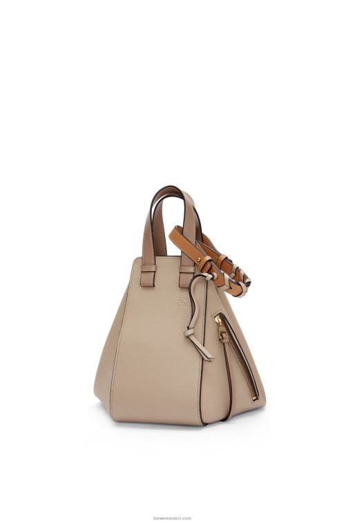 arena bolso hamaca pequeño de suave piel de becerro graneada Loewe R8J8Z477 mujer