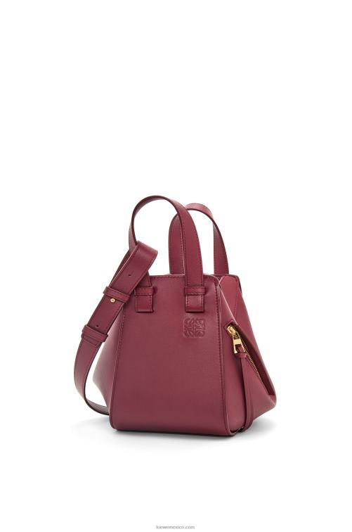 baya silvestre bolso compacto hamaca en piel de becerro clásica Loewe R8J8Z340 mujer