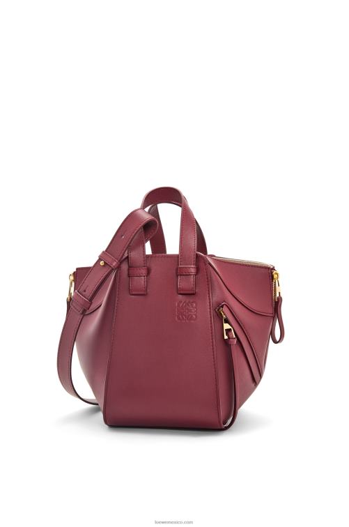 baya silvestre bolso compacto hamaca en piel de becerro clásica Loewe R8J8Z340 mujer