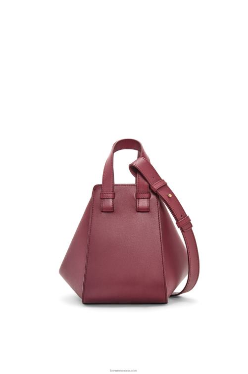 baya silvestre bolso compacto hamaca en piel de becerro clásica Loewe R8J8Z340 mujer