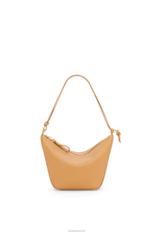 cálido desierto bolso hobo mini hammock de piel de becerro clásica Loewe R8J8Z323 mujer