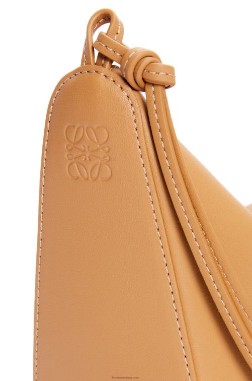 cálido desierto bolso hobo mini hammock de piel de becerro clásica Loewe R8J8Z323 mujer