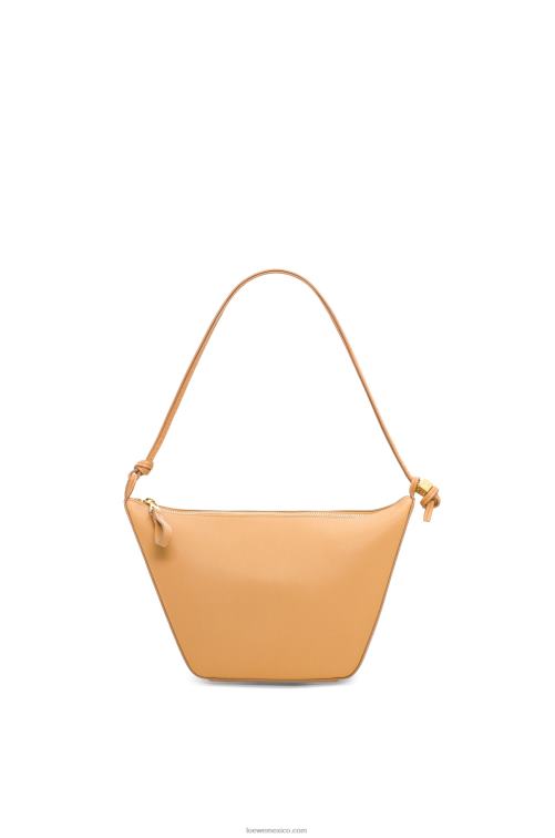 cálido desierto bolso hobo mini hammock de piel de becerro clásica Loewe R8J8Z323 mujer