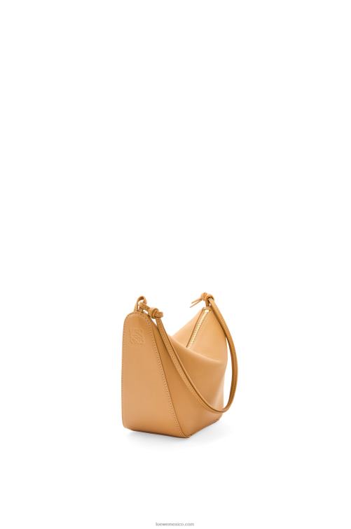 cálido desierto bolso hobo mini hammock de piel de becerro clásica Loewe R8J8Z323 mujer