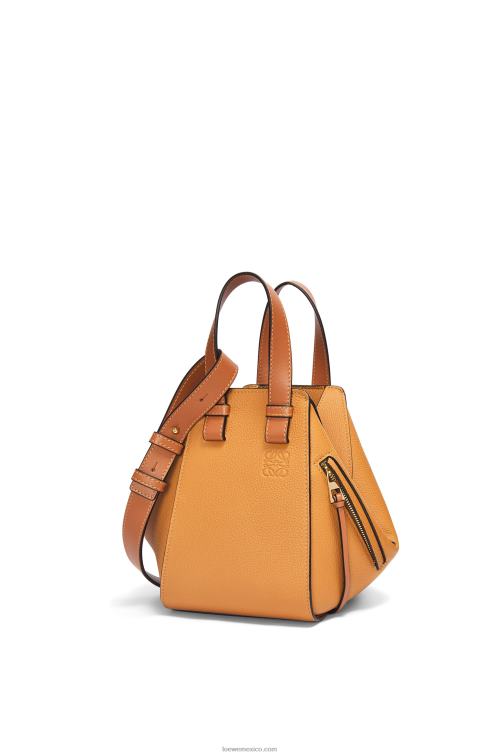 caramelo ligero bolso hamaca compacto de suave piel de becerro graneada Loewe R8J8Z407 mujer