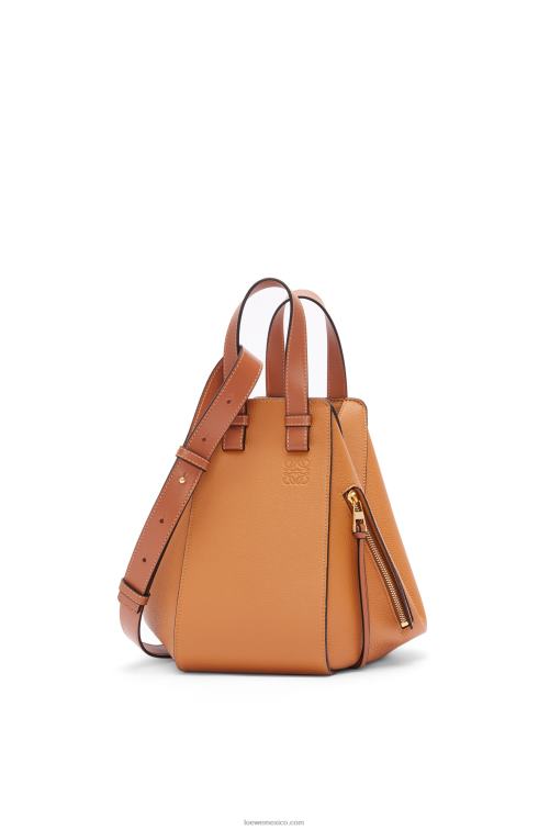 caramelo ligero bolso hamaca pequeño de suave piel de becerro graneada Loewe R8J8Z439 mujer