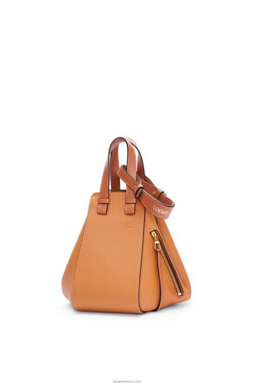caramelo ligero bolso hamaca pequeño de suave piel de becerro graneada Loewe R8J8Z439 mujer