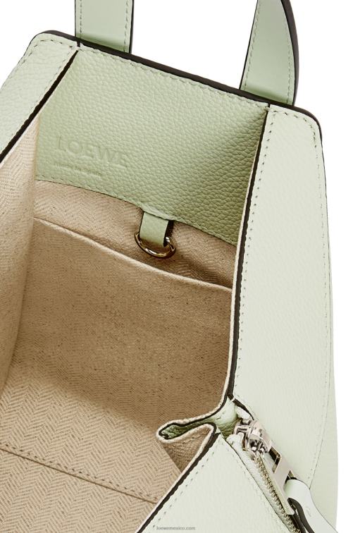 celadón claro bolso hamaca compacto de suave piel de becerro graneada Loewe R8J8Z343 mujer