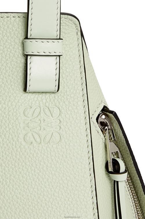 celadón claro bolso hamaca compacto de suave piel de becerro graneada Loewe R8J8Z343 mujer
