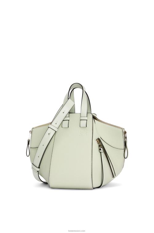 celadón claro bolso hamaca pequeño de suave piel de becerro graneada Loewe R8J8Z370 mujer