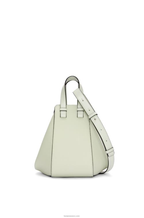 celadón claro bolso hamaca pequeño de suave piel de becerro graneada Loewe R8J8Z370 mujer