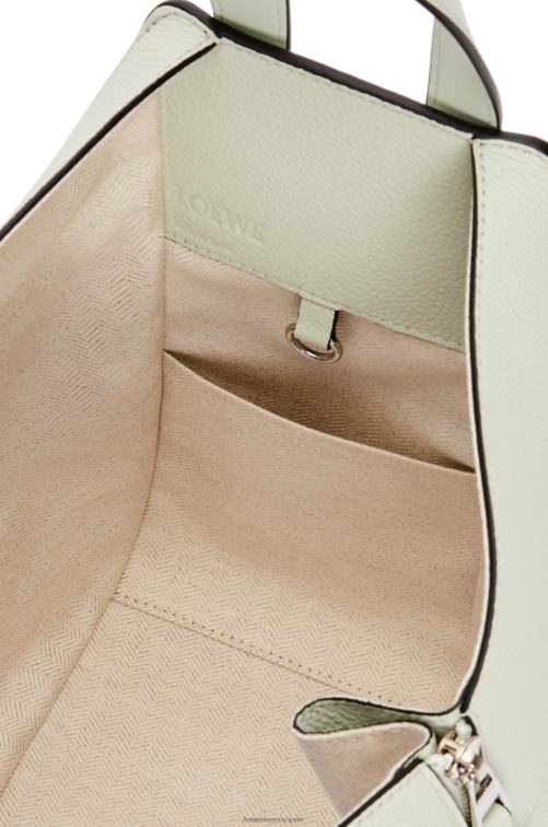 celadón claro bolso hamaca pequeño de suave piel de becerro graneada Loewe R8J8Z370 mujer