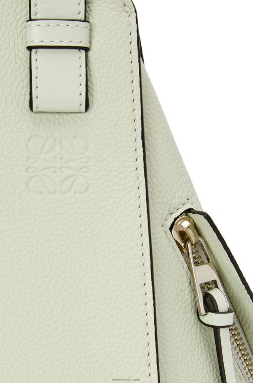 celadón claro bolso hamaca pequeño de suave piel de becerro graneada Loewe R8J8Z370 mujer