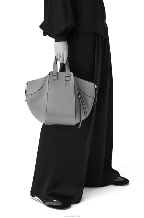 celadón claro bolso hamaca pequeño de suave piel de becerro graneada Loewe R8J8Z370 mujer