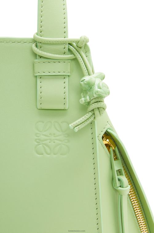 esmalte verde lima hamaca compacta de piel de becerro satinada Loewe R8J8Z408 mujer