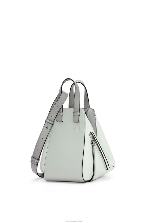 gris ceniza/celadón claro bolso hamaca pequeño de piel de becerro clásica Loewe R8J8Z433 mujer