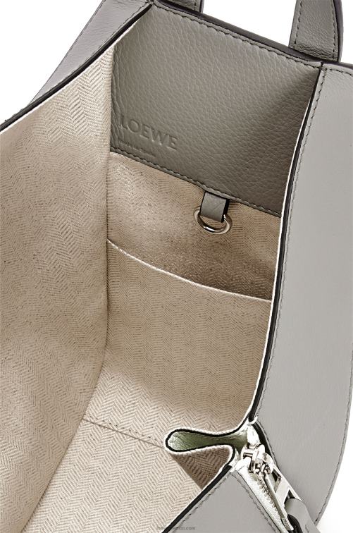 gris ceniza/celadón claro bolso hamaca pequeño de piel de becerro clásica Loewe R8J8Z433 mujer