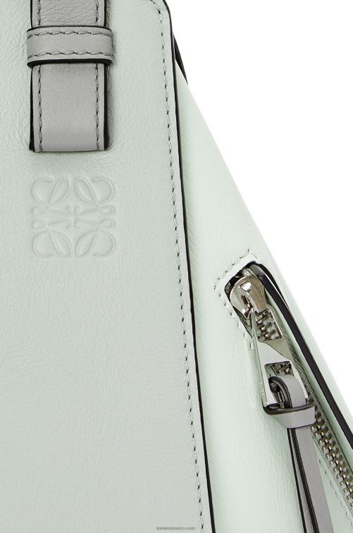 gris ceniza/celadón claro bolso hamaca pequeño de piel de becerro clásica Loewe R8J8Z433 mujer
