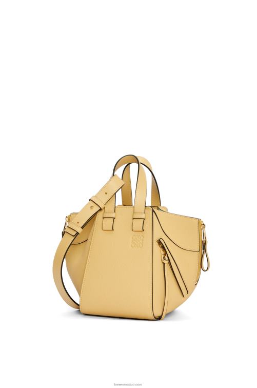 mantequilla oscura bolso hamaca compacto de suave piel de becerro graneada Loewe R8J8Z405 mujer